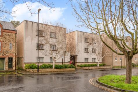 Chestertons is proud to bring to the market this smart apartment in a quiet area of Deptford.This property comprises of a well presented double bedroom, open plan living area and kitchen, modern bathr