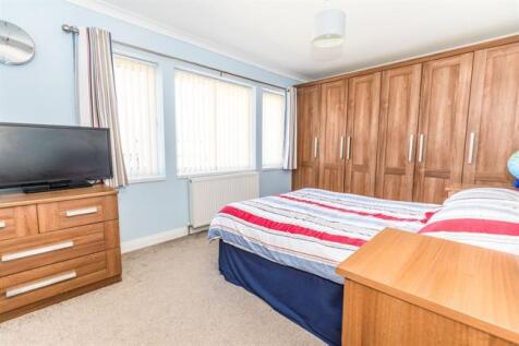 Primrose Avenue, Romford, Essex, RM6 photo 4