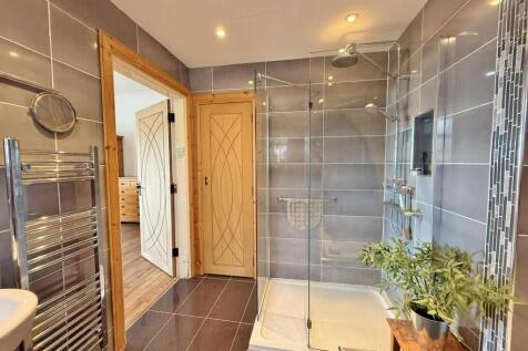 En-suite bathroom bedroom 1