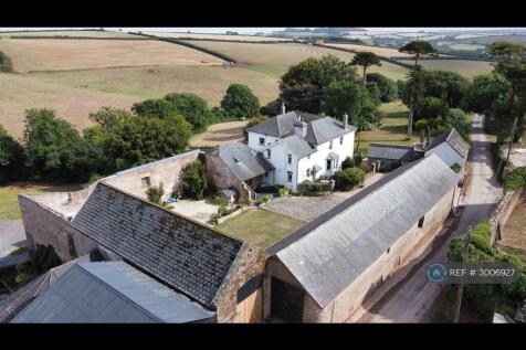 Our Farmhouse - Large Friendly Family Landlords