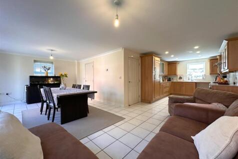 L-shaped Living Space 598