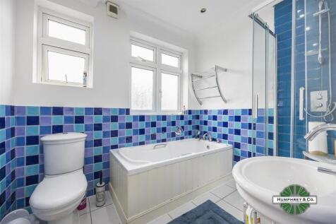 St. Heliers Road, London, E10 6BH photo 3