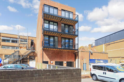 One Double Bedroom 1st Floor Flat To Rent
