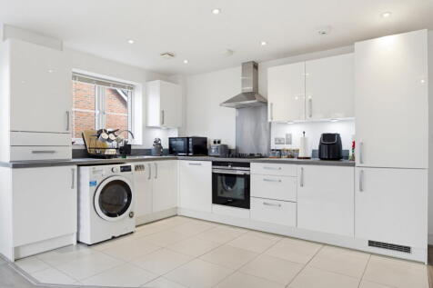 Laburnum Way, Staines-upon-thames, TW19 7SQ photo 4
