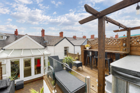 Cozy Rooftop Terrace Overlooking Terraced Houses.p