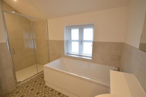 Family bathroom 2 .JPG