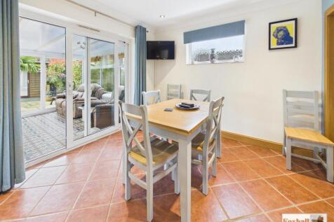 Kitchen/ Dining Area