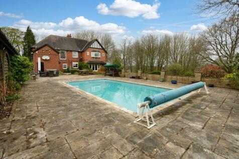 OUTDOOR HEATED SWIMMING POOL