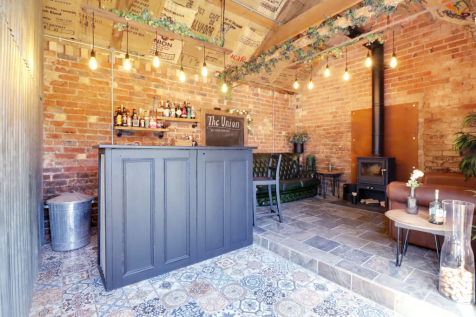 Bar/Garden Room