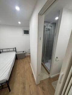 Bright double bedroom with modern ensuite showe...