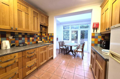 5 bed semi-detached house to rent Greyhound Hill,