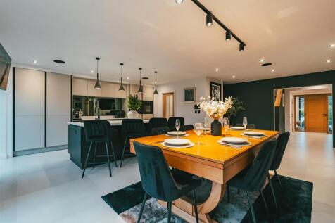 5 bed, 4 bath Detached in Sheffield - Photo 9