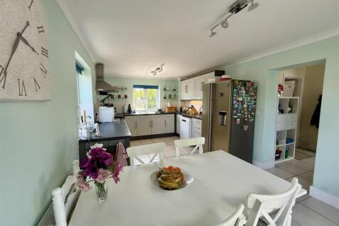 Kitchen/Dining Room: