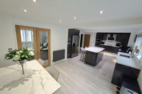 KITCHEN/DINING AREA