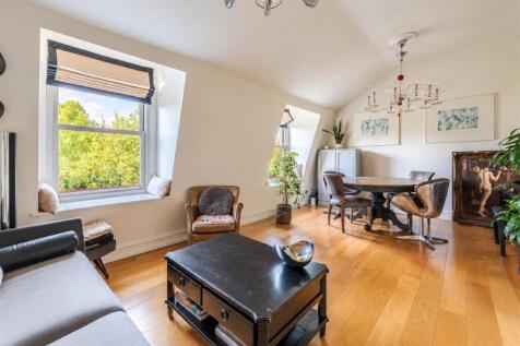 Bright High Ceilings 3 m Living and Dining Room.jp
