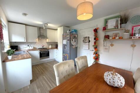 Spacious Dining Kitchen 667