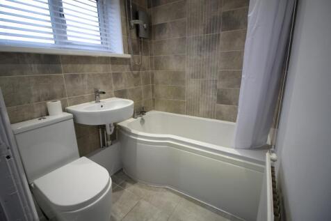 Andover Avenue, Middleton, M24 photo 4