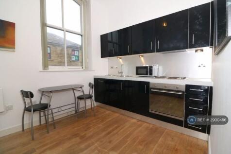 Studio flat on Hanover House, Bradford, BD1, £500/mo