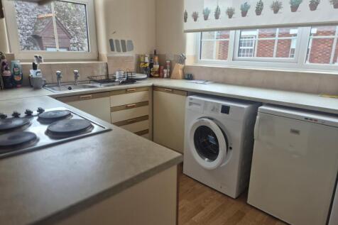 Harcourt Square, Earls Barton, NN6 photo 3