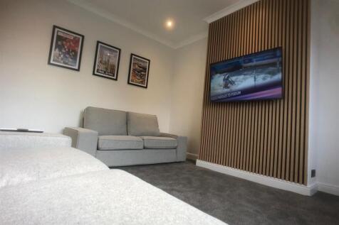 Lounge pic 3.jpg