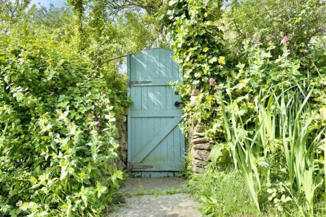 Gated access to Hendrawna Lane