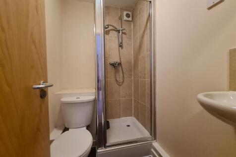 First Floor Shower Room - 48 Elizabeth Way