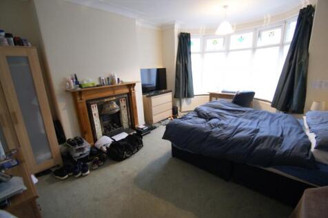 5-bed semi-detached on The Turnways, Headingley, Leeds, £2,600/mo