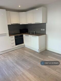 Studio flat on Shaw Heath, Stockport, SK2, £765/mo