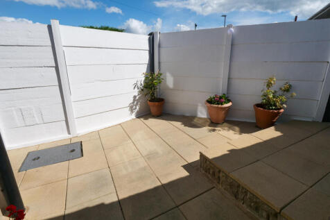 Side Terrace / Patio