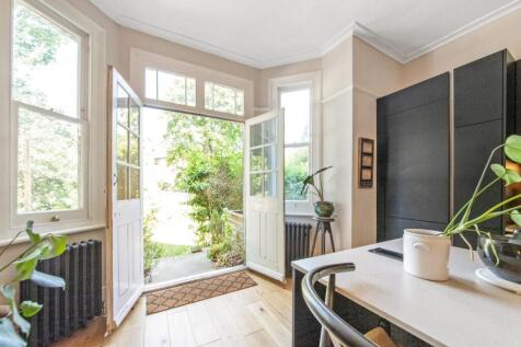 18 - kitchen doors.jpg