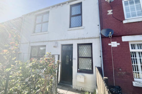 4 bedroom terraced house, to the market, located 