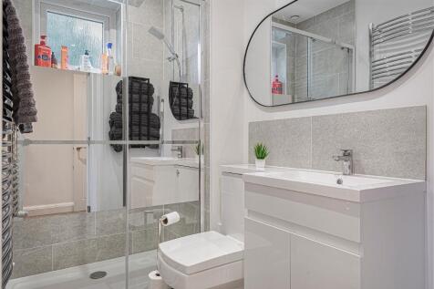 EN-SUITE SHOWER ROOM