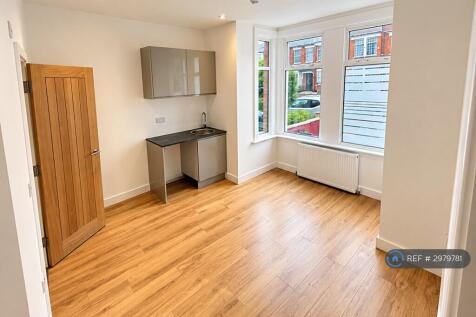 Warwick Road, London, N11 photo 5