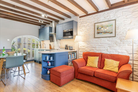 A08 - Hobbit Cottage Noss Mayo - 250912