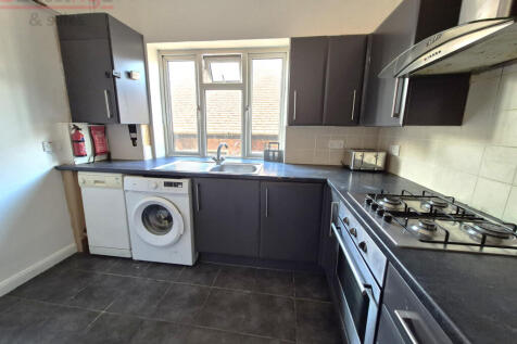 4-3 bedroom garden flat in Willesden Green