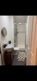 Flat 2 _Bathroom.jpg