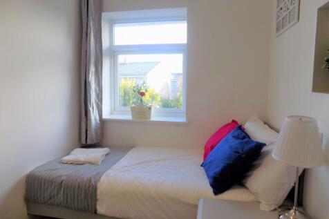 Bright, tidy bedroom with a comfortable double ...