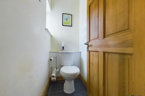 Apartment 2 - Cloakroom