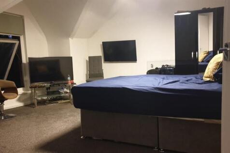 Spacious, well-presented bedroom with a large d...