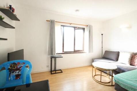 1-bed flat on Wicket Road, Greenford, Middlesex, UB6, £1,500/mo