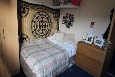A bright and comfortable double bedroom featuri...