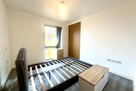 2 bed flat to rent Rathbone Market, London E16