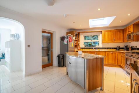 London Road, Englefield Green, Egham, Surrey TW20 photo 3