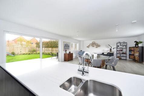 Open Plan Kitchen / Family Room