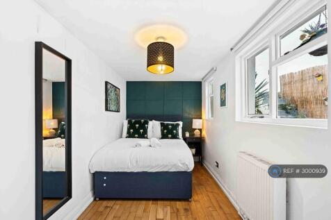 Bedroom With Double Bed Inside 