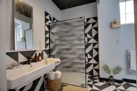 Jack &amp; Jill Bathroom