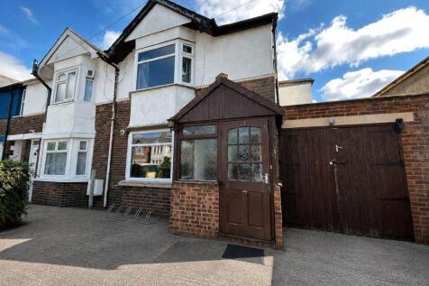 6-bed house on Cricket Road, £4,350/mo