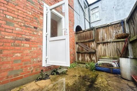 COURTYARD STYLE REAR GARDEN AREA