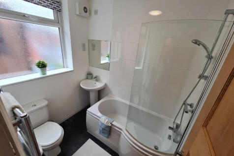 Leeshall Crescent, Manchester photo 4