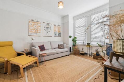 8a Grenfell Road CR4 2BY reception.jpg